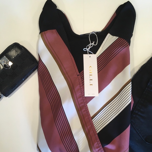 ⭐️ HP 🎉Striped V-neck Top With Front Gathered Hem - Picture 5 of 6